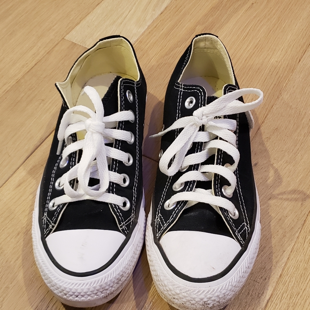 Unisex Black Converse Sneakers 5mens/ 7 womens